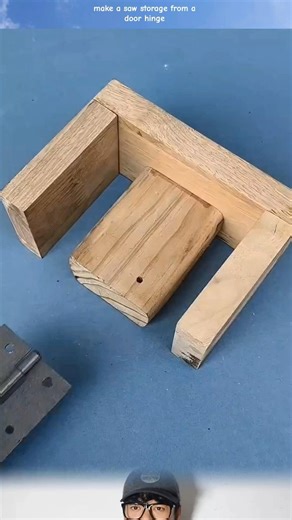 make a saw storage from a door hinge