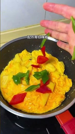 Hey, this scrambled egg with spinach is good-looking and delicious. The amazing way to eat eggs.