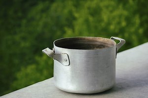 How to clean a burnt pot: 5 best burnt pan cleaning methods that actually work
