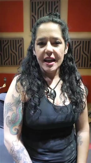 Descubre nuestras #SalasdeEnsayo diseñadas especialmente para ofrecerte una experiencia única y profesional 🎶👇 ✔️Ambiente acústico perfecto: Salas meticulosamente insonorizadas para que cada nota y acorde se escuche con total claridad. ✔️Equipamiento de primera: Amplificadores de alta potencia y baterías de calidad superior que garantizan un sonido excepcional en cada ensayo. ✔️Espacio y comodidad: Diseñadas pensando en el músico, nuestras salas ofrecen el ambiente perfecto para la creatividad