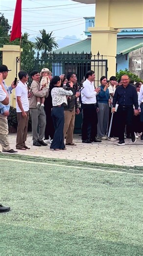 Ông Già Noel Park Hang Seo Tặng Quà Tại Yên Xuân