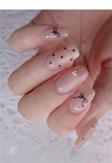 ラメグラデーションとハートドットのネイルデザイン