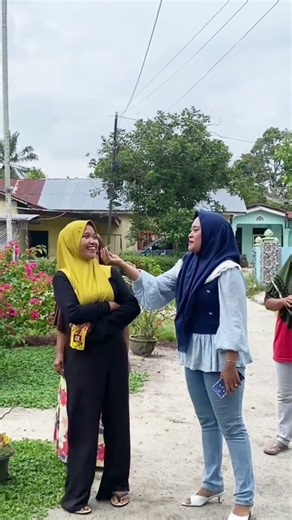 tawon ngegigit ya?😂