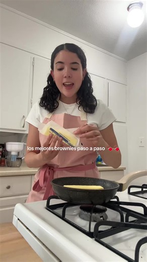 Brown butter brownies! 💞 #brownies #receta #hack Ingredientes: -2 barras de mantequilla (220 gramos total) -1/2 taza de cocoa en polvo -4onz de chocolate (yo usé 70% cacao, la barra completa) -3 das aceite vegetal -3 huevos -1/2 taza de azúcar morena (light brown sugar) -1 3/4 taza de azúcar glass (en polvo) -1 cdita vainilla -1/2 taza de harina de trigo -1/4 cdita sal Procedimiento: 1. Dorar la mantequilla en el sartén a fuego medio, cuando cambie de color a dorado, agregar la cocoa en polvo, 