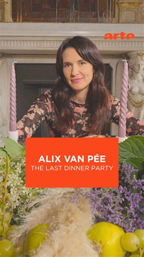 Robes à volants, guitares électriques et performances théâtrales : Alix Van Pée vous invite au grand banquet musical de The Last Dinner Party ! Leur musique romantico-baroque puise dans des thématiques actuelles entre ghosting, amour toxique et identité queer. Prenez part à la fête avec leur concert aux Eurockéennes : arte.tv/fr/videos/127633-003-A/ ❤️‍🔥 | ARTE Concert
