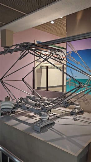 How does a pantograph work you might ask 🚊🚋🚄🇯🇵 #tokyo #metro #japan