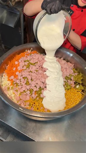 ‎عمو‌ مهدی‎ on Instagram‎: "آموزش سالاد کلم رستورانی ⁨تا آخرش ببین و حتما درستش کن برای درست کردن سالاد اندونزی : مرحله اول کلم قرمز ریزه شده رو اضافه میکنیم مرحله دوم کلم سفید ریز شده رو میریزیم مرحله سوم کشمش رو اضافه میکنیم مرحله چهارم ذرت 🌽رو میریزم مرحله پنجم هویج 🥕رنده شده رو اضافه میکنم مرحله ششم نخود فرنگی رو میریزم مرحله هفتم خیارشور رنده شده رو اضافه میکنیم مرحله هشتم ژامبون های خورد شده رو میریزم مرحله نهم ماست پرچرب رو اضافه میکنیم مرحله دهم سس مایونز رو میریزم مرحله آخر ادویه ها :