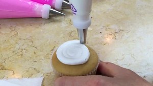 Leopard Print Buttercream is so fun & simple to create! Find more details here: http://www.mycakeschool.com/blog/leopard-cupcakes-minute/ | MyCakeSchool.com