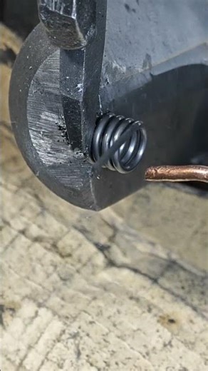 Spring coiling with cnc #springcoilingmachine #springcoiling #cncspringformingmachine