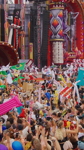 Shirt off and twist it! Spin it like a helicopter and head over to bit.ly/DQ1-25-POWER-HOUR to relive POWER HOUR 2025! #defqon1 #powerhour | Defqon.1