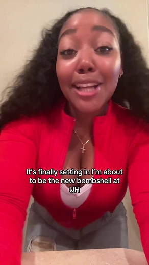 New Bombshell Walking onto University of Houston Campus