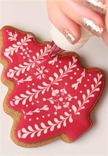 Wet-on-wet royal icing Christmas cookies 🎄 #holidaybaking #gingerbread #howto #naturalfoodcoloring