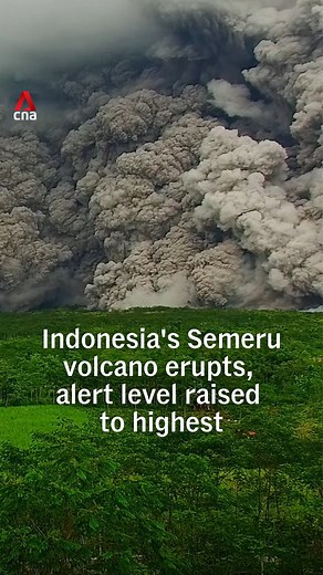 Indonesia has raised the alert level for Mount Semeru in East Java to its highest status after the volcano erupted on Wednesday (Nov 19) afternoon, sending ash and gas up to 2km into the sky. Authorities warned residents to stay at least 8km away from the crater. Semeru’s last major eruption in 2021 killed over 50 people and displaced thousands. #indonesia #indonesianews #semeru #volcano | CNA