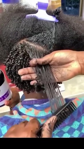 Afro curls 👍#hairtutorial #haircurls #blackgirlmagic #quickweave #afrohair #shorthair #haircurlstyle #haircare #protectivestyles #hairtransformation