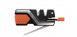 マルチツールなシャープナーはアウトドアで重宝しそう。刃物や釣り針が研げて火打ち石も搭載