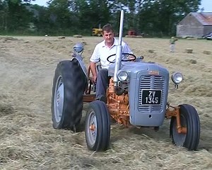290K views · 2.5K reactions | A team of vintage enthusiasts in the North of Ireland harvest a field of hay as it would have been done in the 1960s & 70s.. | Videos of Irish Farming Life | Facebook