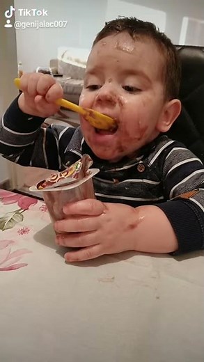 baby eats pudding-funny😂😂😂😂