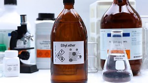 Ether : origine, utilisation, effets, indications et mise en garde de ce solvant