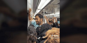 Metro CDMX: La manoseada va gratis; enloquecen con guapo extranjero que subió al vagón de mujeres (VIDEO)