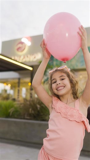 MANZANO®️ on Instagram: "Entre risas, momentos compartidos y cosas ricas 🤍 Así se nos va el año… ❣️Gracias por elegirnos y dejarnos acompañarte. Manzano es rico. #Manzano #EsRico #FiDeAño #LasBreñas #Navidad"