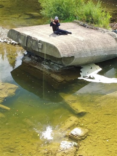 Pushing the Limits of Fly Fishing in 2025. Compilation of my favorite Sight Fly Fishing and Dry Fly Fishing Adventures. It has been indeed an Blessed Year and I am already looking forward to next Fishing Season. Merry Christmas and Happy New Year 2026! #bowandarrowcast #sightfishing #dryflyfishing #bigfish #dryflytake