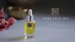 Our new Pure Face Oil helps to reduce the appearance of fine lines and improves your skin's elasticity. Watch this video to see how you can use this natural oil to indulge your skin. http://bit.ly/2nWfbvD | Rituals Cosmetics