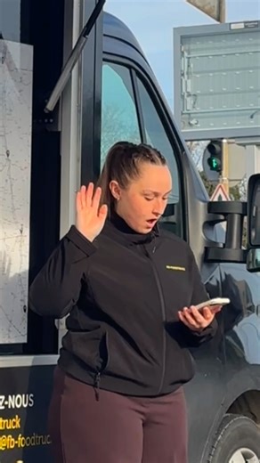 POV : tu glisses… ton corps panique… ta CB paye toute seule 😭💳 Résultat : menu validé contre ton gré. Chez FB-Foodtruck, ce sont les clients qui craquent pour nos frites, pas le terminal de paiement 😏🍟 Alors commande vite sur https://fb-foodtruck.aemporter.fr/ et profite de 12% de réduction sur ta commande avec le code FB2526 ! Garde la frite, Mange FB ! 🔥 | Fb-Foodtruck