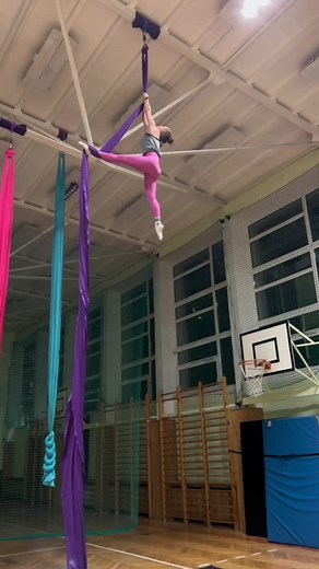 My fav triple star drop🧚🏼‍♀️ #aerial #aerialist #aerialsilkstutorial #aerialbeauty #aerialsilks #aeriallove #acrobaticsilks #telaaerea #aerialsilkdrop #aerialsilktraining #aerialistofig #aerialshoot #aerials #acrobatics