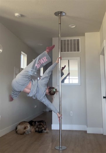 🤸🏼‍♀️🌸💖 #poledance #spinpolecombo #fyp #intermediatepole #poleathome