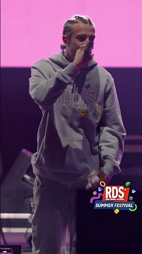 Sangiovanni canta "Farfalle" live sul palco dell'RDS Summer Festival a Marina di Pietrasanta