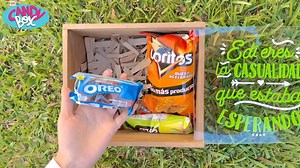 39K views · 94 reactions | ⭐️Candy Box Snacks ⭐️ Cajita de madera con tapa de vidrio personalizada a tu gusto con el diseño que desees o nombres, fechas y frases. Te incluye:  Coca Cola  Pringles  Chocolate  Doritos  Oreo  Ring Pop  Manías  Gomitas  Pinguinito Escríbenos para darte más información o envíanos un mensaje al WhatsApp 3635-5459 Será un gusto atenderte ‼️ | Candy Box Guate | Facebook