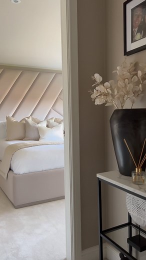 19K views · 1.1K reactions | Little bit of a change up in here courtesy of the fabulous @glossyinteriors 殺 Love my new cushion and bed runner set! The quality is outstanding! And the fabrics are gorgeous  ~ gifted #bedroomdesign #bedroominspo #bedroomdecor #headboarddesign #homeinspiration | Louise And All Things Home | Facebook