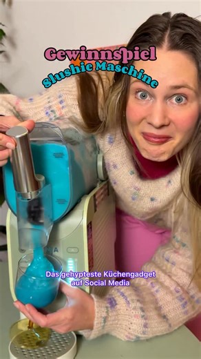 Bettina (Betel) Grabl on Instagram: "Ich habe eine neue Obsession 🤣. Merry Christmas Mäuse! Ihr könnt eine Ninja Slushi Maschine in Grün gewinnen, weil so viele von euch sich die gewünscht haben! Selbstgekauft. Rezept für blauen Festtags-Slush: - 470 ml Ananassaft (2 Tassen) - 235 ml Malibu - 235 ml Blue Curaçao - 150 ml Kokoscream (nicht mehr!) - 235 ml eiskaltes Wasser Schreibt in die Kommentare welchen Slush ihr macht und folgt rein! Ausgelost wird am 31.12.25 um 18 Uhr. Der oder die Gewinne