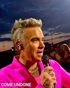 Come Undone – a fan favourite ✨ and one of Robbie Williams biggest singles from Escapology – has been missing from the setlist since the Berlin shows. Many fans are sad about it, even though they love Robbie’s new single Spies, which took its place. But a few days ago in Stavanger, Norway, something special happened: Robbie brought Come Undone back – for a very meaningful occasion. 🎶 In the audience was none other than "Boots" (Per Kristian Ottestad), the Norwegian co-writer of the song. Of cou