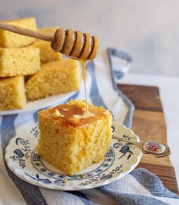 Easy Cornbread Recipe - Moist and Fluffy Homemade Cornbread!