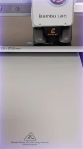 Raft, Brim ou Skirt : Comprendre les bases de l’adhérence en impression 3D Ta première couche, c'est la fondation ! Si elle colle pas, tout s'écroule. 👉Consulter noter guide : https://www.lemondedu3d.com/raft-brim-ou-skirt-comprendre-les-bases-de-l-adherence-en-impression-3d #impression3d #3d #guide3d #Slicer #Adhérence #Warping #Tutorial3D | LE MONDE DU 3D