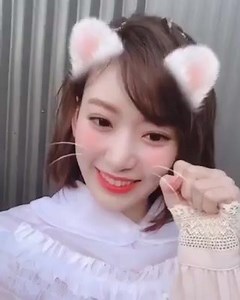 12 reactions | IZONE Miyawaki Sakura kawaii... She want to be a cat...