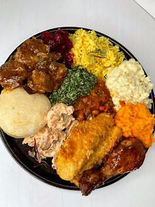 I hope everyone had an amazing Christmas 🎄❤️ This is what my client requested for her family ❤️❤️❤️❤️ yesterday was so beautiful 😍❤️ Remember I told you to buy my ebook nathi cha 😂😂😂 Love you guys ❤️🌺 . . . . . . #christmastime #christmas2025 #familytime #family #lovestory | Cebos kitchen studio