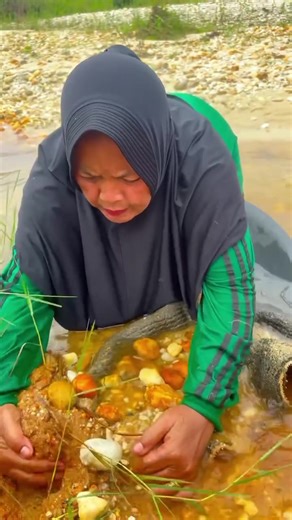 Looking for gold and panning for buried in river walls #golddiscovery #goldhunter #minninggold #goldpanning #viralvideo #foryou #foryoupage