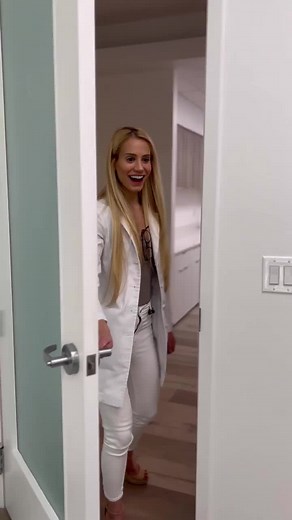 Have you ever had a full body skin check? Watch this real to see what to expect. Derms have special skills to know which spots are funky and which are okay. Plus, we can check all the spots where you can’t. Prevention and early detection are the best strategies, so schedule your skin check at Upper East Side Dermatology. Link in bio. ✨ #DrChloeGoldman #Dermatologist #MiamiFL #Doctor