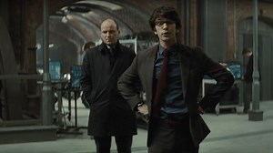 「何か…機能はある？」。『007スペクター』(2015)にて、Qから新しい腕時計を支給されるボンド。 | James Bond 007