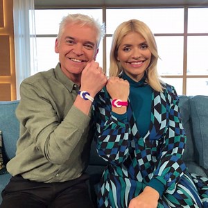 Jamie Oliver, Sienna Miller, Phil & Holly, and Niall Horan are just some of the celebs sporting Unity Bands for World Cancer Day, this Sunday! There’s still time to order your #UnityBand online: http://po.st/DuwCtC, or grab yours from one of our CRUK shops around the UK. Find your nearest shop, here: http://po.st/esK5fk | Cancer Research UK