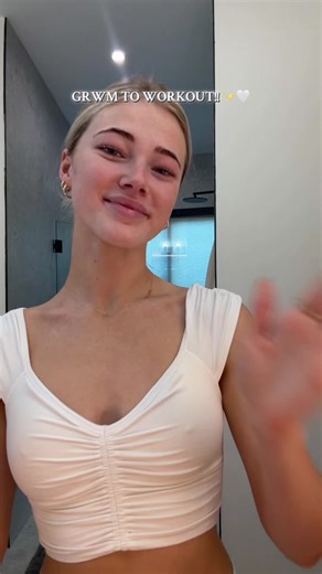 Happy New Year’s Eve!!! ✨🥰😽 everyone should put @Movement Club | Home Workouts in their New Year’s resolutions list this year they are the best!! 🤍