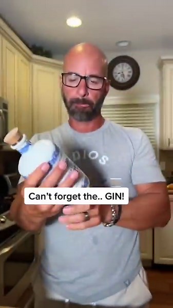 How to make a frozen gin cocktail 🥶 🍸 #shorts