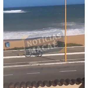 28K views · 389 reactions | *** AFOGAMENTO *** Um homem se afogou por volta de 15h desta quinta(24) na Praia Campista, em Macaé. Segundo informações, ele estava em uma bicicleta aparentando alterações em seu comportamento, logo em seguida entrou no mar vindo a se afogar. Os bombeiros realizaram o resgate e a vítima foi levada para o HPM. Ainda não sabemos o estado de saúde do homem que ainda não foi identificado. | Notícias Macaé | Facebook