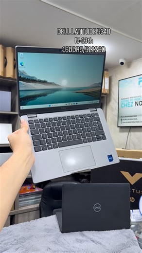 Alem Informatique on Instagram: "🖥️Dell Latitude 5340 – i5-1345U / 16Go DDR5 / 512Go SSD / 13.3″ FHD🖥️ 💸 Prix : 92000 DA Caractéristiques : • Écran : 13.3″ Full HD (1920×1080), dalle IPS, antireflet • Processeur : Intel Core i5-1345U (13ᵉ génération – 10 cœurs / 12 threads) • Carte graphique : Intel Iris Xe Graphics intégrée • RAM : 16 Go DDR5 4800 MHz • Stockage : 512 Go SSD NVMe • Système : Windows 11 • Clavier : AZERTY rétro-éclairé • Modèle : Dell Latitude 5340 • Autres : Wi-Fi 6E, USB-C