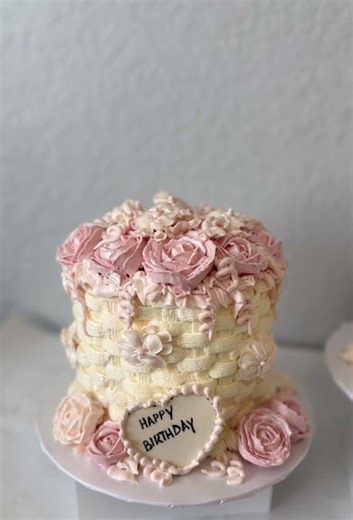 I made the cake in the wrong color…. But we fixed it! ✨ #c#cakeartistm#miamibakert#trusttheprocessc#cakedesigndelicacytoremember