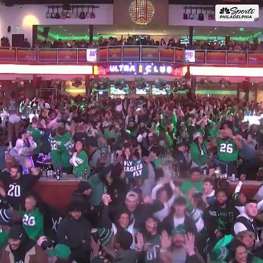The scene at Xfinity Live! after Jalen Hurts put the Eagles up 34-15 🦅 🎉