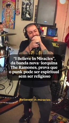 Leela on Instagram: "“I Believe in Miracles”, dos Ramones, foi lançada em 1989 no álbum Brain Drain e carrega uma mensagem de esperança e fé em contraste com o tom mais sombrio e direto que marcou grande parte da trajetória punk da banda. Badauí, vocalista do CPM 22, foi o convidado deste episódio do LeelaLive, que você pode assistir na íntegra em nosso canal. Se inscreve no canal para acompanhar mais encontros musicais como este! ✨ Que milagres você gostaria que acontecessem em 2026? #leelaofic