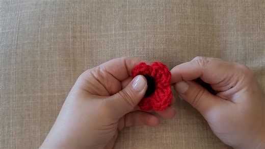 Make a poppy in under 5 minutes 🌺 This free crochet poppy pattern is beginner-friendly and perfect for Remembrance Day, as a brooch, or just for fun. In the video, I walk you through step-by-step how to crochet petals and add the center. ➡️ Watch now and grab the free written pattern: https://oombawkadesigncrochet.com/5-minute-poppy-pattern/ 📌 Tag me when you make yours — I’d love to see your poppies! | Oombawka Design Crochet